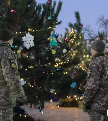 &quot;Кіровоградщина серцем з вами&quot; На головній площі Кропивницького засяяли новорічні дерева – символи незламних міст України (ФОТО)