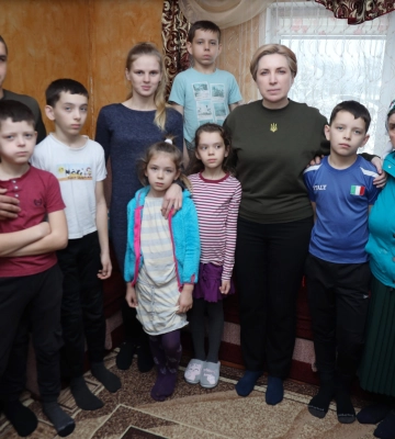 Вісьмох сиріт, які втратили батьків через міну на Житомирщині, всиновив їхній дядько-військовий