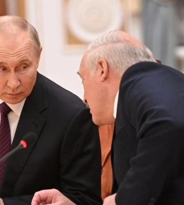 Поехал в резиденцию Лукашенко: Путин решил не улетать из Беларуси сразу после переговоров, — СМИ