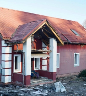 Вражеский дрон повредил дом пожилой пары в Киевской области, фото