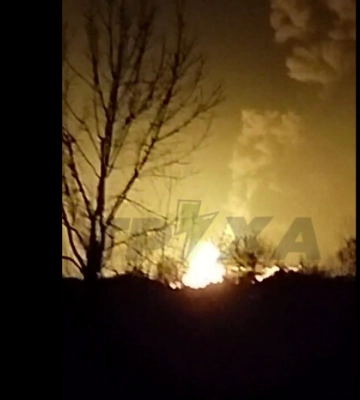 На Харківщині пролунали потужні вибухи та спалахнула пожежа (відео)
