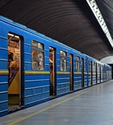В киевском метро ограничили движение на красной линии из-за резких перепадов напряжения, четыре станции закрыты на вход