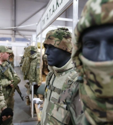 Як у Луцьку одягають військових: люди на двох фабриках працюють у кілька змін та закупили генератори