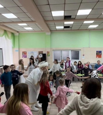 До дня Миколая  волонтери організували свято для дітей переселенців