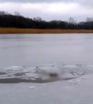 На Полтавщині біля водойми виявили автівку, а її господаря  під кригою