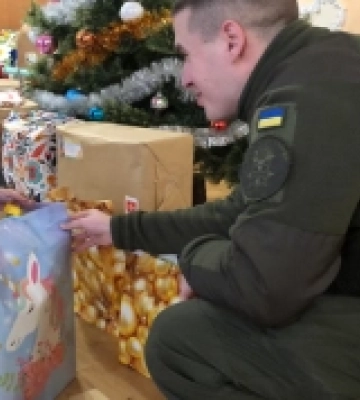 У Луцьку вихованцям реабілітаційного центру подарунки від Миколая передали нацгвардійці