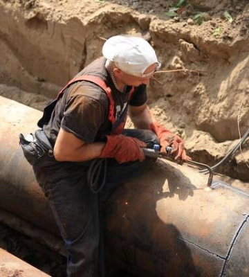 Комунальники Дніпра повертають у будинки світло, воду та тепло: ситуація на ранок 20 грудня