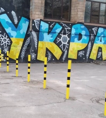 В центре Запорожья на тротуарах установили антипарковочные столбики
