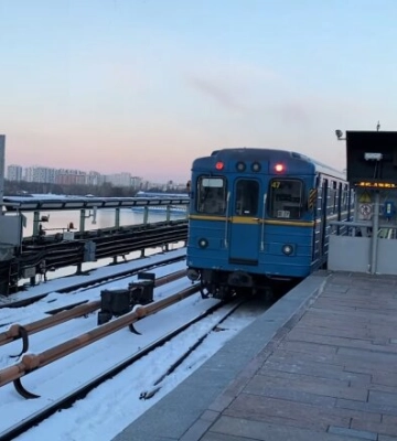 Масштабный сбой в киевском метро: часть подземки не работает, перебои со светом, огромные очереди