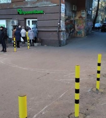 У центрі Запоріжжя встановили огорожі від водіїв, що паркуються на тротуарах - фото