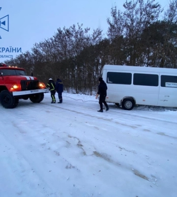 На Волині рятувальники визволяли зі снігової пастки рейсовий автобус з пасажирами 