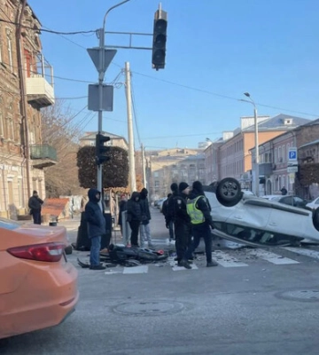 В центре Днепра произошло тройное ДТП: авто перевернулось на крышу
