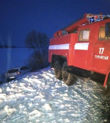 На Горохівщині в сніговий замет потрапила молода сім’я з дитиною. Фото