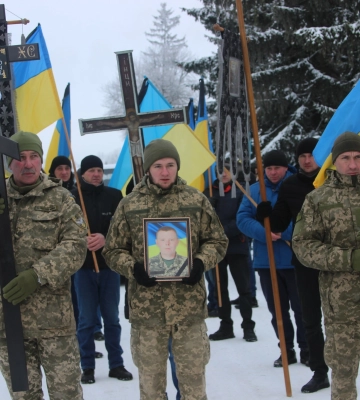 Громада на Рівненщині востаннє попрощалася із захисником (ФОТО)