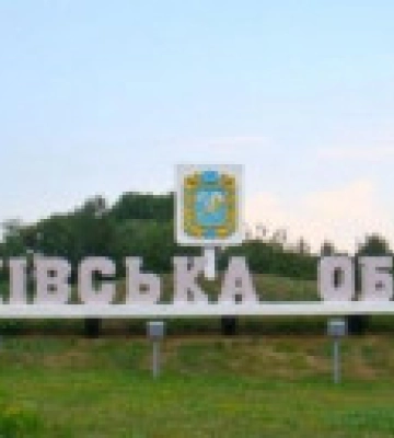 На Харківщині виникла масштабна пожежа через ворожі ракетні удари