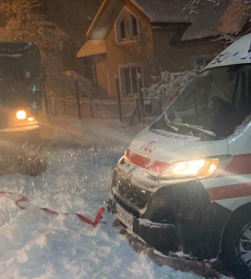 На Рівненщині автівка «швидкої» застрягла у заметах