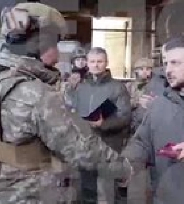 Самая горячая точка войны. Зеленский приехал в Бахмут и наградил бойцов – видео