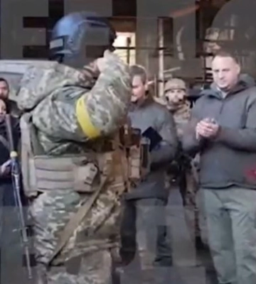 З’явилося відео, як Зеленський у Бахмуті зустрівся з військовими та вручив нагороди