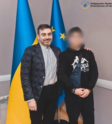 С новой &quot;семьей&quot; не разговаривал: в Украину вернули похищенного россиянами в Мариуполе подростка