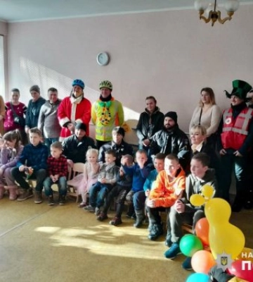 Ювенальні поліцейські Миколаєва привітали дітей-переселенців з Днем Святого Миколая