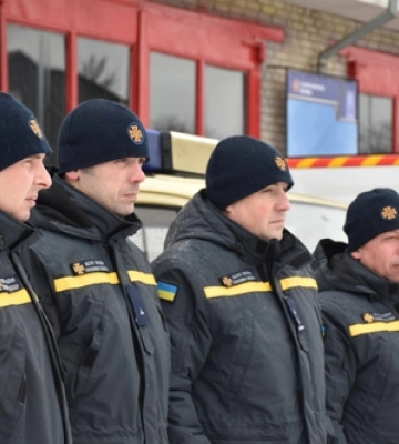 На Горохівщині в сніговий замет потрапила молода сім’я з дитиною. Фото