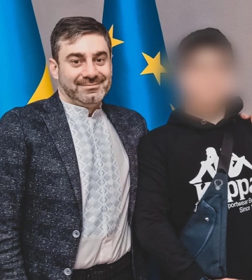 С новой &quot;семьей&quot; не разговаривал: в Украину вернули похищенного россиянами в Мариуполе подростка