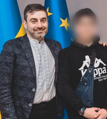 С новой &quot;семьей&quot; не разговаривал: в Украину вернули похищенного россиянами в Мариуполе подростка