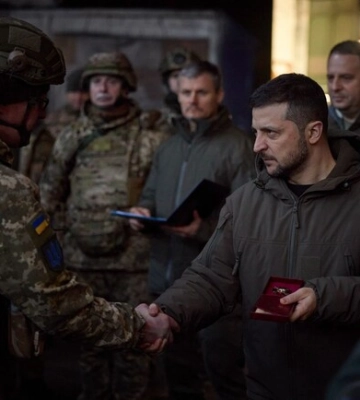 Владимир Зеленский посетил Бахмут и наградил украинских защитников