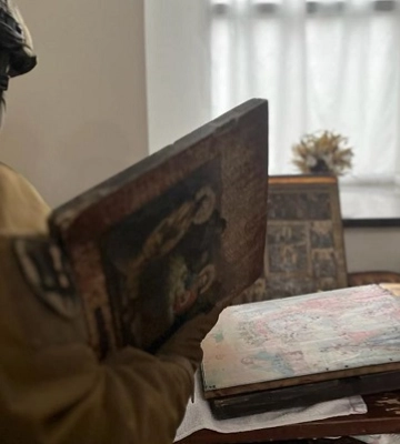 Литовському дипломату повернули ікони, викрадені орками під час окупації Херсону