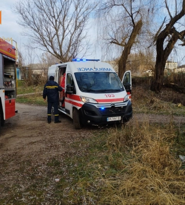 На Кіровоградщині чоловік намагався допомогти лебедям і сам втрапив у халепу (ФОТО)