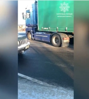 Біля Луцька вантажівка не могла зрушити з місця через слизьку дорогу (ВІДЕО)