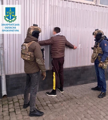 Працівника поліції Закарпаття викрили на збуті наркотиків