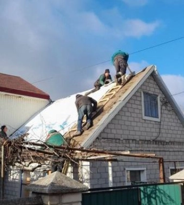 У Запоріжжі комунальники відновлюють приватні будинки, що постраждали від ворожих атак - фото