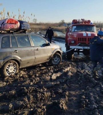 На розмитій "Дорозі життя" застрягло понад 80 людей