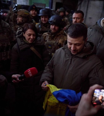 Защитники Бахмута передали через Зеленского флаг Украины для Конгресса США (, )