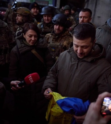 Захисники Бахмута попросили Зеленського передати прапор України у США