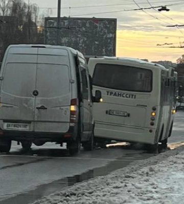 Новий автобус не проїздив і дня: у Луцьку сталася аварія