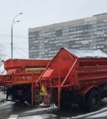 У Києві комунальники розпочали протиожеледну обробку вулиць