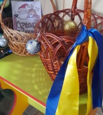 У запорізькій бібліотеці збирають солодкі подарунки для військових до зимових свят