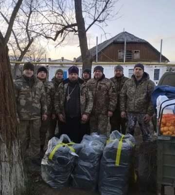 Священники УПЦ Николаевщины передали гуманитарную помощь на передовую