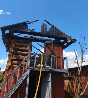 Полум’я охопило дах будівлі: на Львівщині ліквідували масштабну пожежу