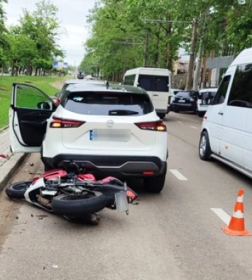 Удар на Центральному: після зіткнення з Nissan мотоцикліст опинився в лікарні