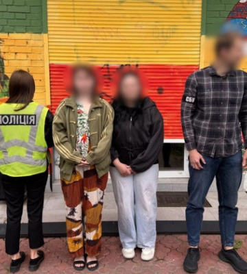 Цукерки, вейпи та цигарки з наркотиками збували у Печерському та Дніпровському районах Києва – підозри отримали 8 осіб