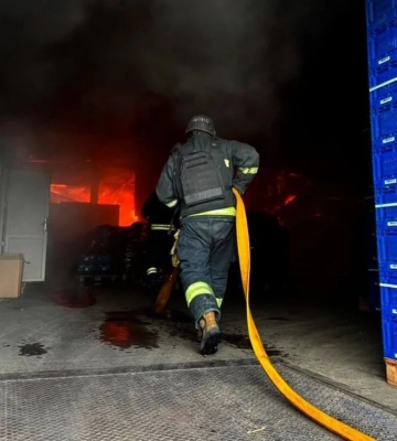 Росіяни двічі вдарили по Дніпровському району - двоє поранених, горять склади торговельної мережі