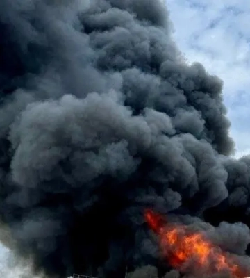 Росіяни завдали ударів по складах АТБ та «Новій пошті» у Дніпрі: шестеро поранених