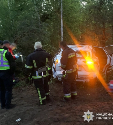 На Житомирщині легковик вилетів у кювет та перекинувся: у ДТП загинула жінка. ФОТО