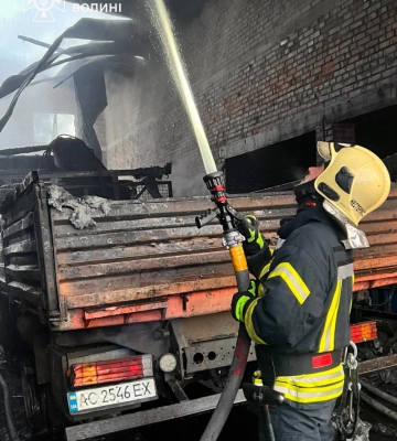 У ДСНС розповіли деталі масштабної пожежі в Луцьку на ЛПЗ