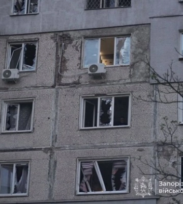 РФ атаковала многоэтажку в Запорожье: 10 раненых