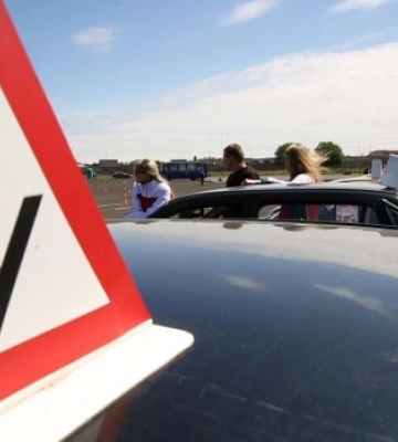 Двоє ветеранів отримали посвідчення водія у безбар'єрних автошколах: історії з Хмельниччини та Львова
