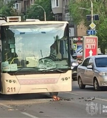 FPV-дрон влучив у тролейбус у Запоріжжі: 1 загибла, 11 поранених — деталі атаки рф